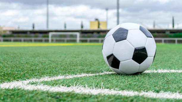 футбольный мяч на траве на футбольном поле. - club soccer фотографии стоковые фото и изображения
