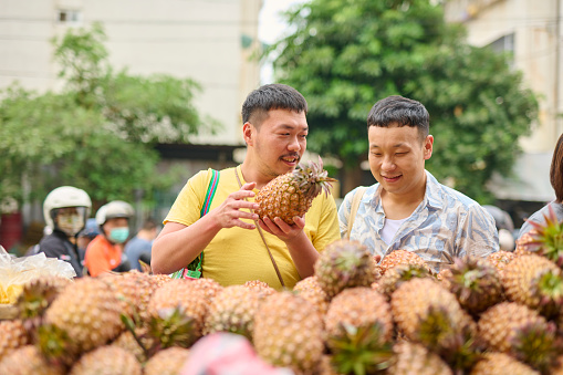 Various types of pineapple are sold in the market
