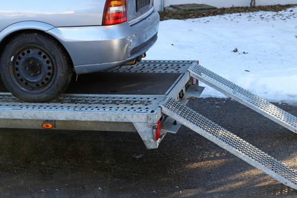 istock An older car was loaded onto a trailer 1490088689