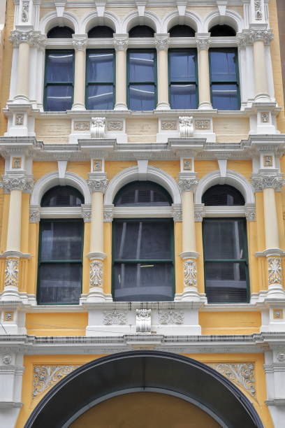 fachada de estilo amarillo-blanco de estilo amarillo-blanco de la federación victoriana tardía frente al centro comercial pitt street. sídney-australia-642 - pitt street mall fotografías e imágenes de stock