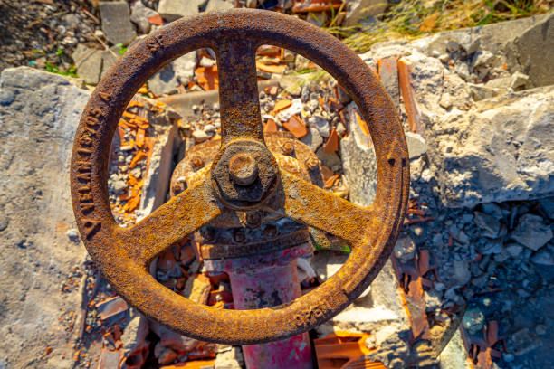 duży, stary i zardzewiały kran do użytku przemysłowego. - water pipe rusty dirty equipment zdjęcia i obrazy z banku zdjęć