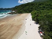 gruppe-von-menschen-die-an-einem-sonnigen-tag-brasilien-am-strand-von-lopes-mendes-spazieren.jpg?b=1&s=170x170&k=20&c=St8kZVjatAkJTIwdS2meuo1QhABLofZVB0kAGVDGeJM=
