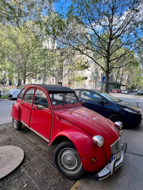 old citroën parked in residential district of belgrade, serbia - deux chevaux stockfoto's en -beelden