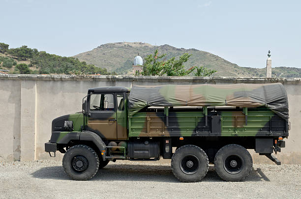 camião militar de - truck military armed forces pick up truck imagens e fotografias de stock