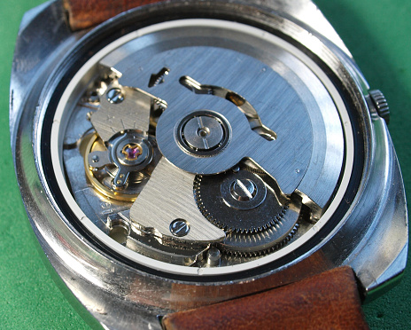 Modern and minimalist wristwatch with leather strap