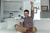 ein-l%C3%A4chelnder-mann-der-ein-handy-h