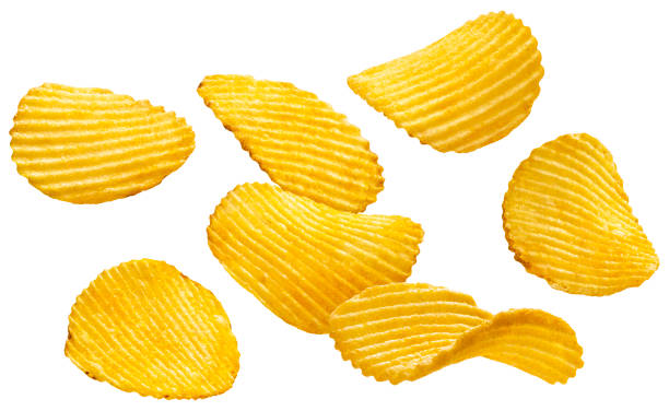 geriffelte kartoffelchips isoliert auf weißem hintergrund - potato chip stock-fotos und bilder