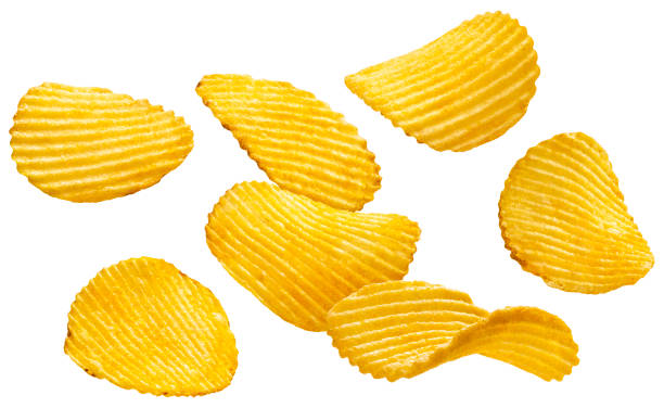 papas fritas arrugadas aisladas sobre fondo blanco - potatoe chips fotografías e imágenes de stock