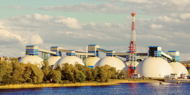 ангар. хранение. растение. морской порт. судоходство. рига. латвия. - petrochemical plant storage tank lng storage room стоковые фото и изображения