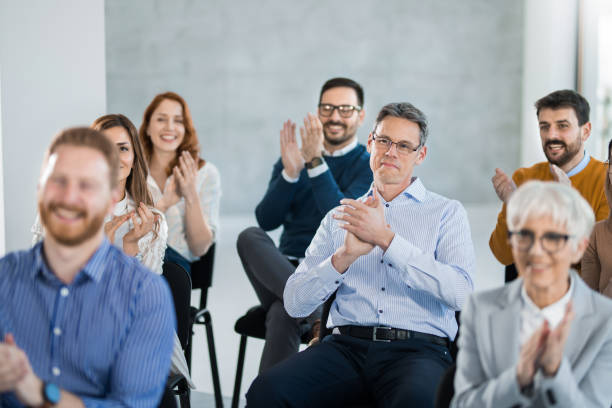 szczęśliwi ludzie biznesu oklaskiwali klasę szkoleniową w biurze. - training business seminar clapping zdjęcia i obrazy z banku zdjęć