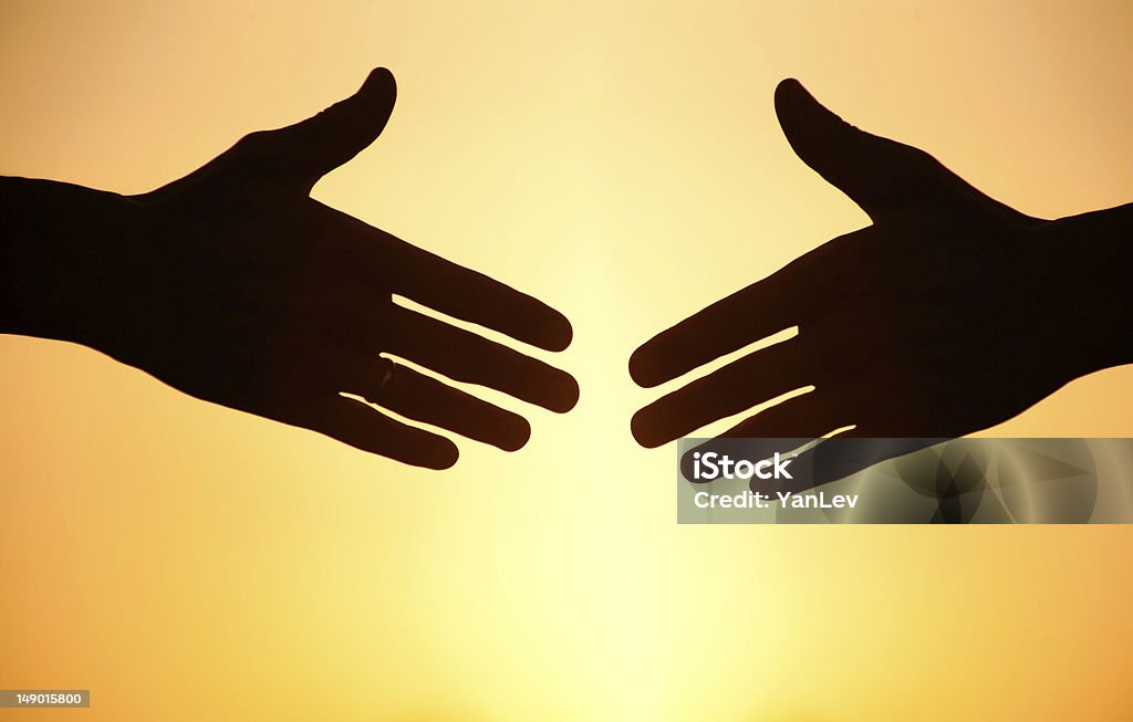 Poignée de main au coucher du soleil - Photo de Poignée de main libre de droits