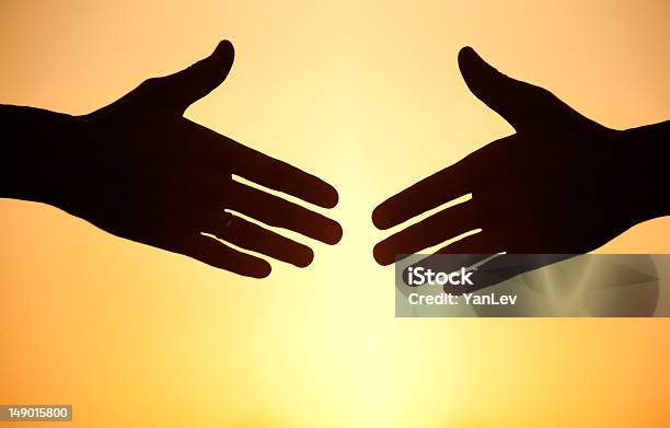 握手の夕暮れ - 握手のストックフォトや画像を多数ご用意 - 握手, 太陽, シルエット