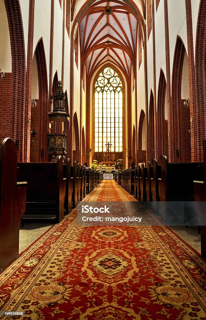 St. Mary Magdalene igreja gótica interior - Foto de stock de Altar royalty-free