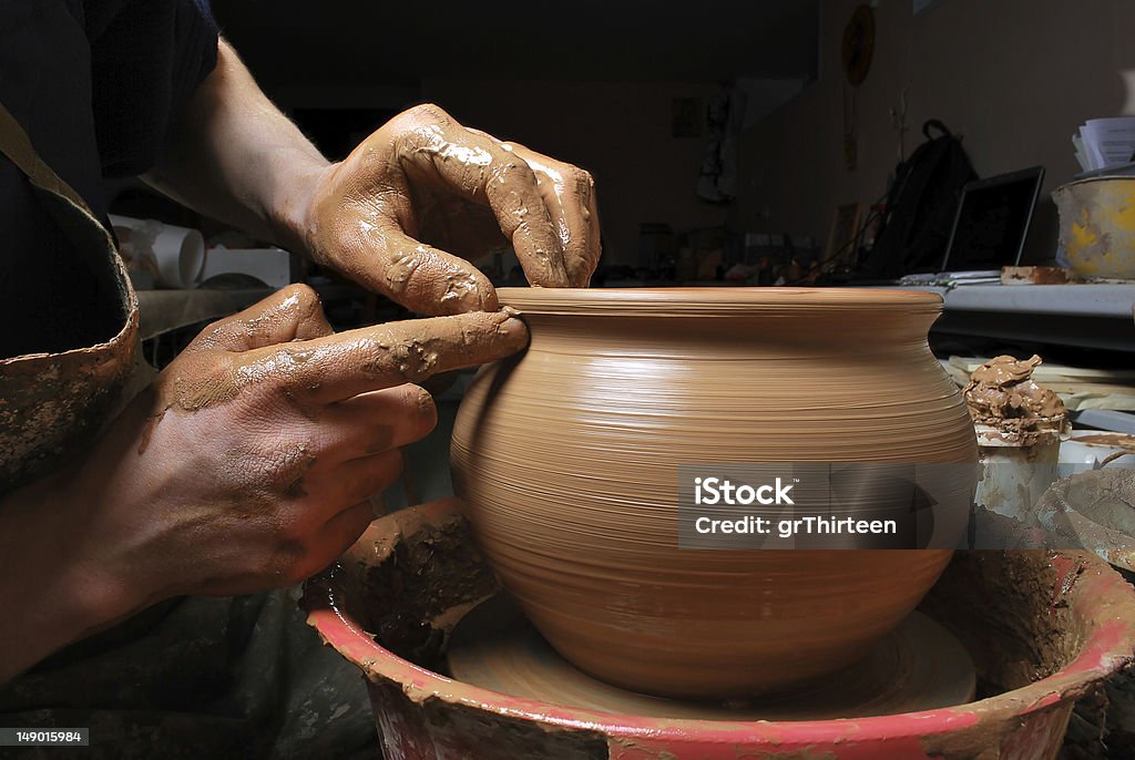 Las manos de un aislador, creando un frasco de tierra - Foto de stock de Adulto libre de derechos