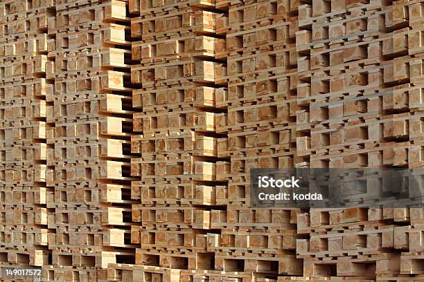 Holzunterlage Drapiert In Haufen Unter Sun Light Stockfoto und mehr Bilder von Ausrüstung und Geräte - Ausrüstung und Geräte, Behälter, Braun