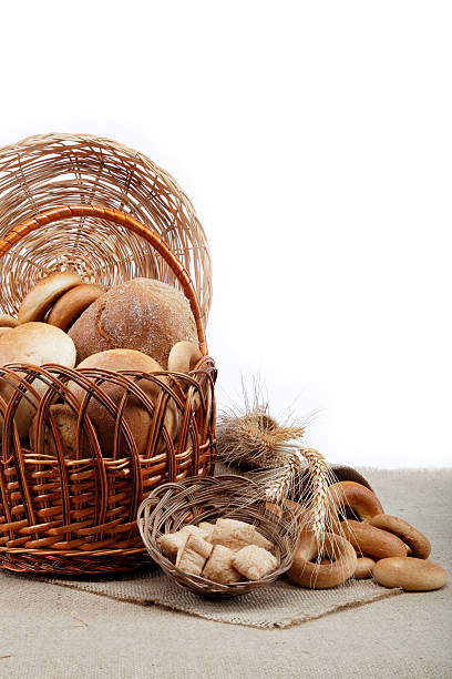 焼きたてのパン、バラエティーに富んだ粗製麻布ます。 - oat bagel ストックフォトと画像