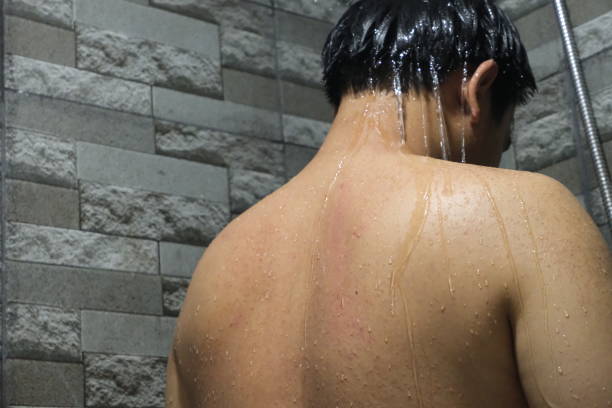 뒤에서 샤워를 하는 인도네시아 남자 - acne back rear view men 뉴스 사진 이미지
