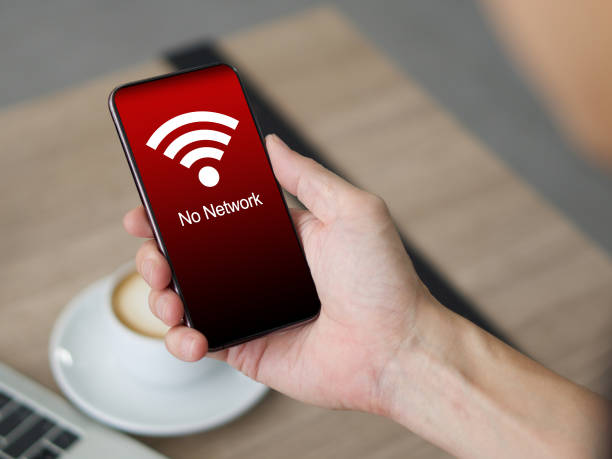istock Smartphone in man hand. Show  no network signal icon on the screen. 1490256172