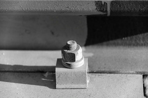 Metal screw in single fixing