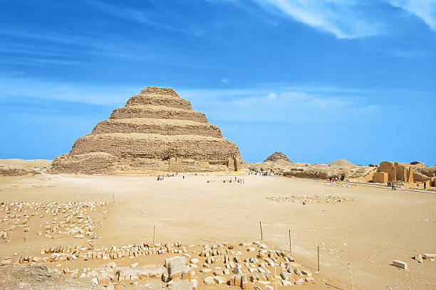 djoser пирамида на саккара (египет, африка) - saqqara стоковые фото и изображения