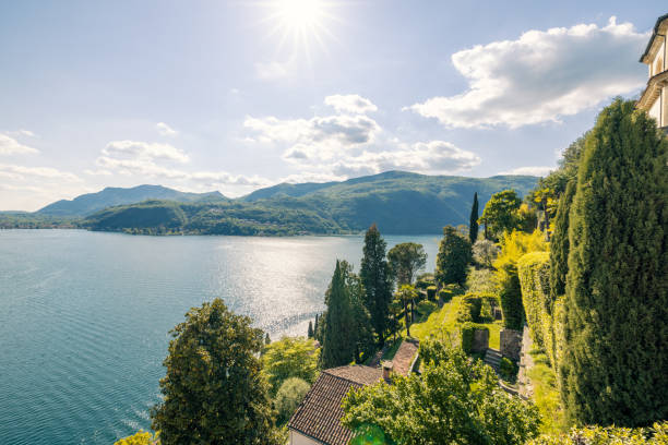 a bela cidade de morcote em ticino, suíça - cantão de ticino - fotografias e filmes do acervo