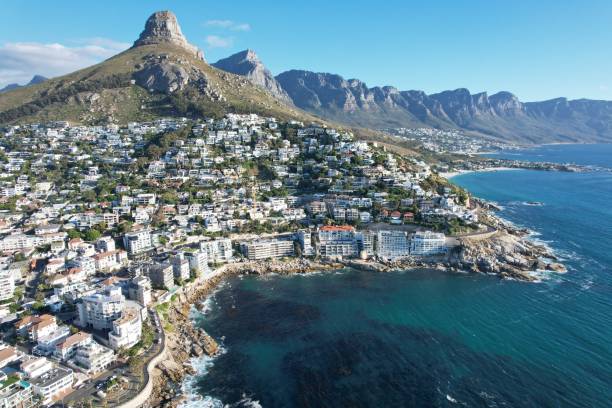 vista aerea della costa atlantica di città del capo da bantry bay a camps bay - sea point foto e immagini stock