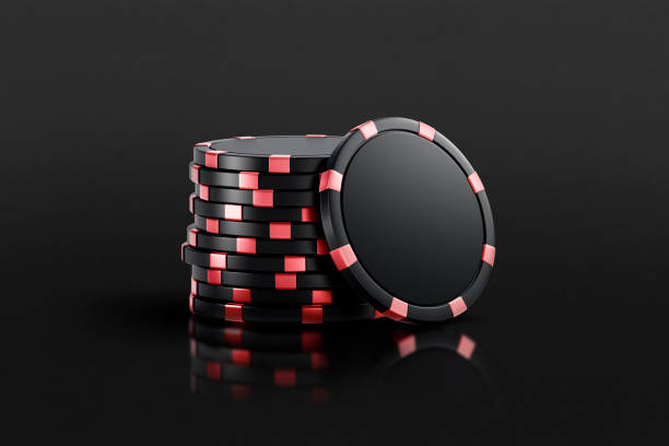 pila di supporto del chip rotondo di plastica nera vuota, sfondo scuro - token gambling chip stack red foto e immagini stock