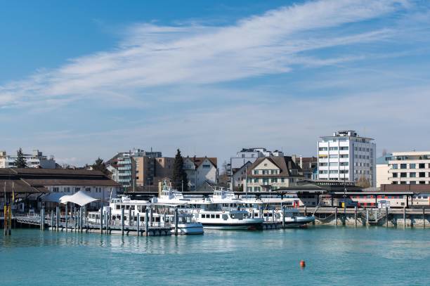 escena idílica de múltiples veleros en el puerto del lago bodensee en suiza - harborage fotografías e imágenes de stock