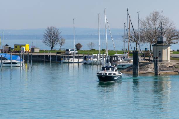 escena idílica de múltiples veleros en el puerto del lago bodensee en suiza - harborage fotografías e imágenes de stock