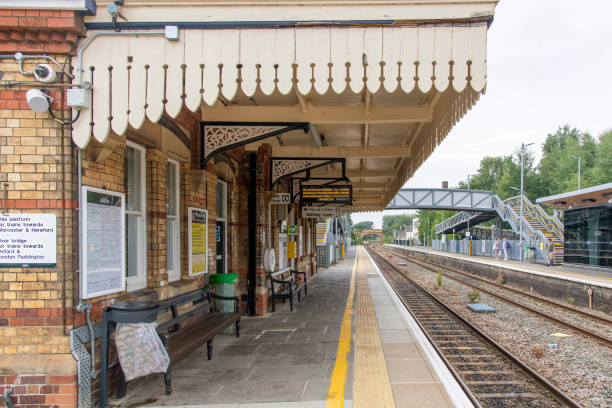 stazione ferroviaria di moreton sulla cotswold line - british rail foto e immagini stock