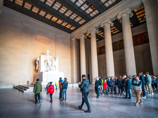 besuch des lincoln memorial in washington dc - lincoln memorial washington dc people abraham lincoln stock-fotos und bilder