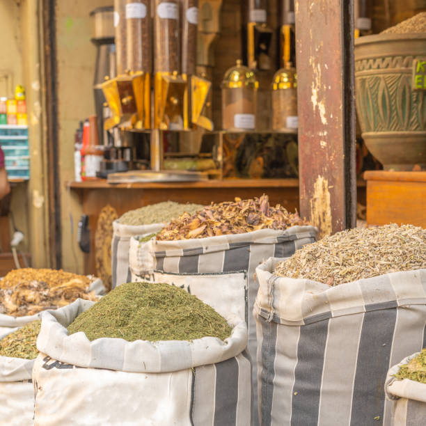 detalle de bolsas con especias y hierbas en el bazar khan al khalili de la ciudad de el cairo - el khalili fotografías e imágenes de stock