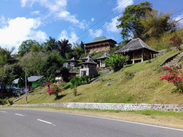 casa tradizionale a kelimutu, ende, nusa tenggara orientale - tenggara foto e immagini stock