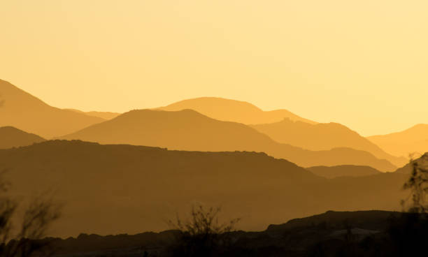 distantes montañas doradas al amanecer - richtersveld national park fotografías e imágenes de stock