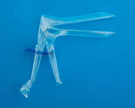 Disposable plastic vaginal speculum for gynecological use