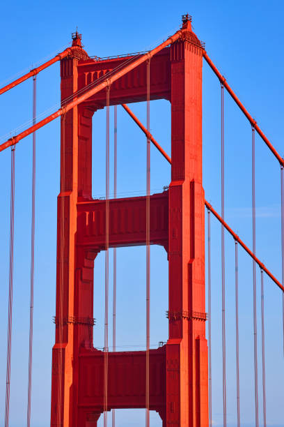 detalle de la parte superior del puente golden gate con vibrantes rojos del atardecer - gold gate bridge san francisco county fotografías e imágenes de stock