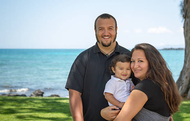 feliz joven de la familia, la isla - polynesian culture fotografías e imágenes de stock