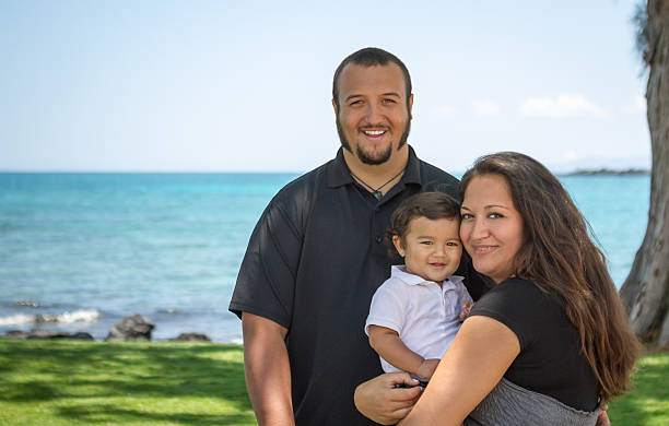 happy, young island famille - polynesia photos et images de collection