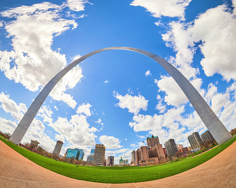 Image of Gateway Arch in St. Louis artistic edit with curved ground and skyline