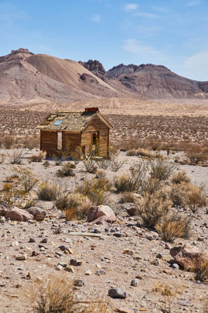 istock Ghost town abandoned home in desert by mountains 1490385226