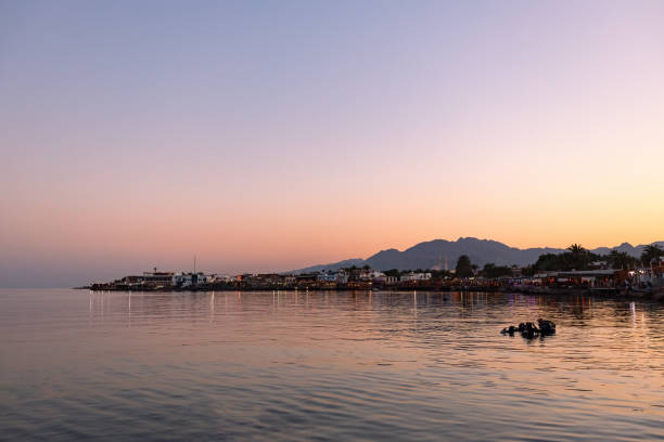 beautiful sunset in dahab seaside, cafes and orange sky in dahab, egypt - sinai peninsula imagens e fotografias de stock