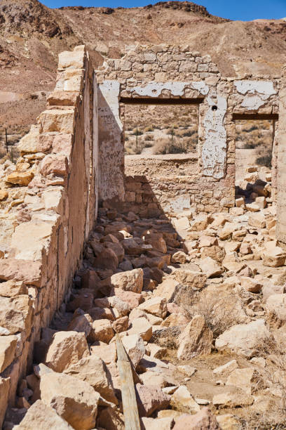 istock Ghost town rubble of abandoned building in desert 1490385266