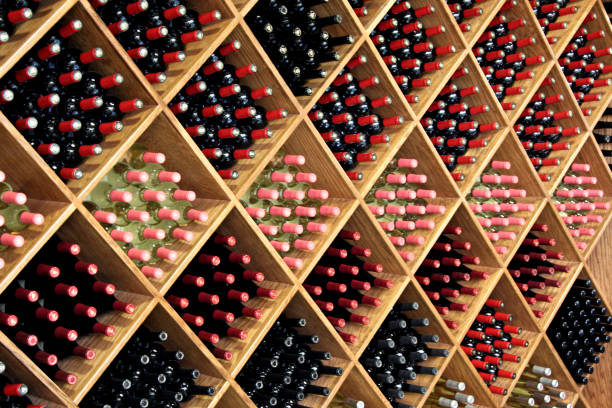 prateleiras de garrafas de vinho em uma loja de vinícolas, califórnia - peju - fotografias e filmes do acervo
