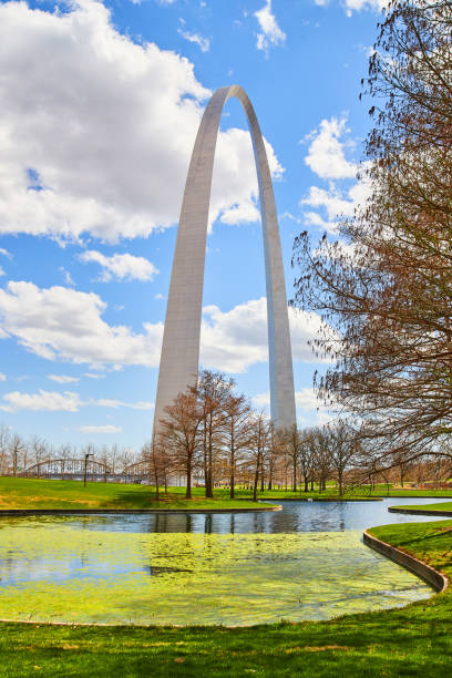 istock Iconic Gateway Arch in St. Louis by pond in early spring 1490389129