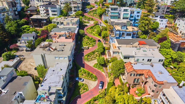 サンフランシスコのダウンタウンにあるロンバードストリートの空中写真 - san francisco county lombard street street house ストックフォトと画像