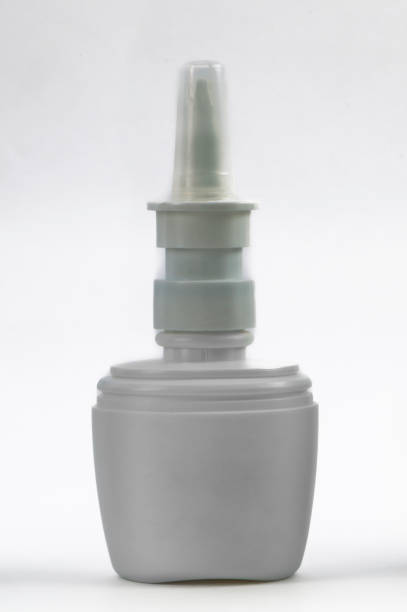 флакон с лекарством для распыления капель. - nasal spray allergy bottle body care стоковые фото и изображения