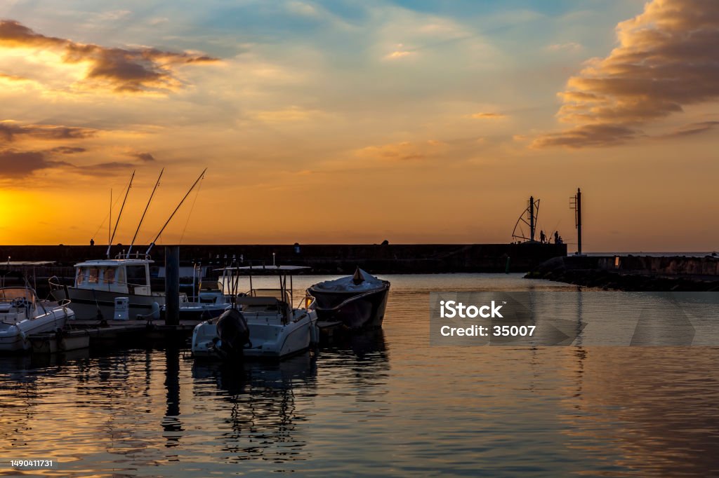 Auringonlasku satamassa, La Reunion - Rojaltivapaa avainsanalla Auringonlasku ja tyyppiä Kuvapankin valokuva Auringonlasku satamassa, La Reunion - Rojaltivapaa avainsanalla Auringonlasku ja tyyppiä Kuvapankin valokuva