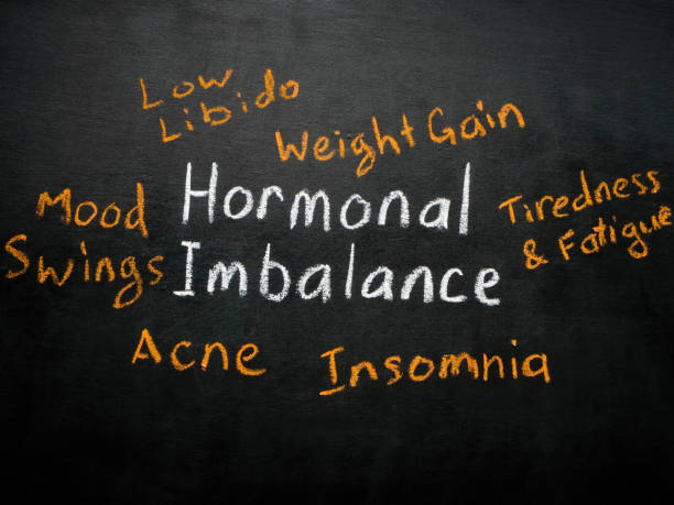 signo de desequilibrio hormonal escrito a mano en la pizarra. - hormone fotografías e imágenes de stock