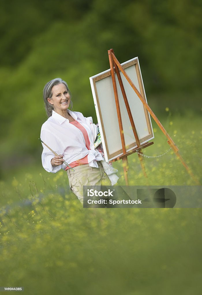 Senior donna In campo di fiore pittura - Foto stock royalty-free di Abilità