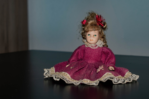Primer plano de una muñeca, muñeca vintage espeluznante, muñeca vieja en vestido photo